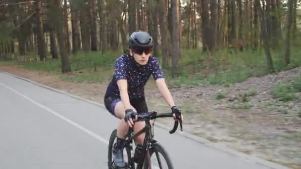 Focused pro cyclist female riding bicycle in the park. Training concept. Cycling — Stock Video