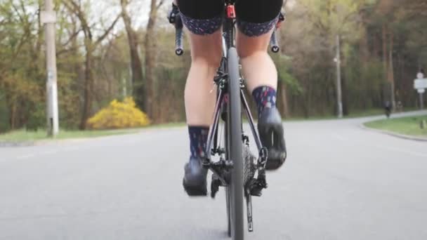 女孩骑自行车的腿踏板技术。关闭踏板运动。自行车概念。骑自行车进行主动训练。慢动作 — 图库视频影像