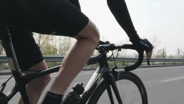 Radfahrer auf dem Fahrrad und Gangwechsel. Nahaufnahme Folgeschuss. Radfahrer tritt auf Fahrrad in Bewegung. — Stockvideo