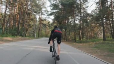 Geri bisikletçi eyer dışarı sprint çekim izleyin. Bisiklet eğitimi. Bisiklet konsepti. Yavaş çekim