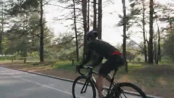 Ciclista focado confiante pedalando na bicicleta no parque. Treinamento de ciclismo de estrada. Conceito de ciclismo . — Vídeo de Stock