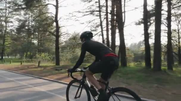 Zelfverzekerd gefocuste fietser trappen op de fiets in het Park. Wieler training. Cycling concept. Slow Motion — Stockvideo