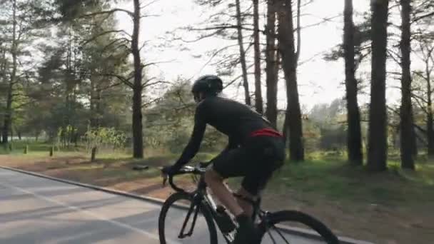 Kendinden emin odaklı bisikletçi parkta bisiklet pedal. Yol bisikleti eğitimi. Bisiklet konsepti. Yavaş çekim — Stok video