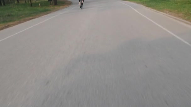 Ciclista guida veloce nel parco. Formazione ciclistica. In bicicletta nel parco. Concetto bicicletta . — Video Stock