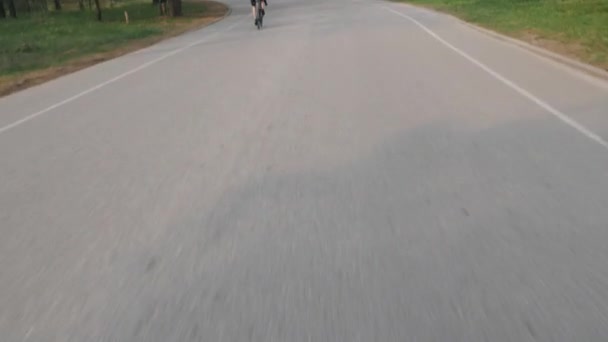 Cyclist gyors lovaglás a parkban. Kerékpáros tréning. Biciklizés a parkban. Kerékpározási koncepció. — Stock videók