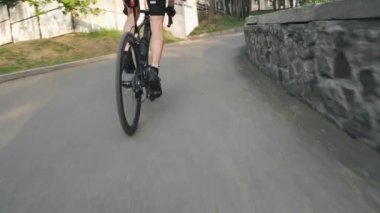 Fit atletik bisikletçi yokuş yukarı sprint. Atış ları takip et. Güçlü bacak kasları pedalçeviriyor. Bisiklet sert eğitim. Yavaş çekim