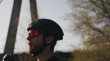 Eğitim öncesi bidon gelen sakallı triatlet içme suyu portresi. Yuvarlak görünümü kapatın. Triatlon konsepti.