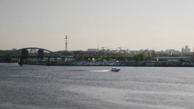 Nehir boyunca yüzen hızlı motorlu tekne. Yan takip atış. Şehir nehri üzerinde Motorboat.