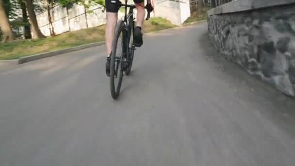 上り坂をスプリントアスレチックサイクリストにフィット。続いて撃たれてペダルを回す強い足の筋肉。サイクリングハードトレーニング. — ストック動画