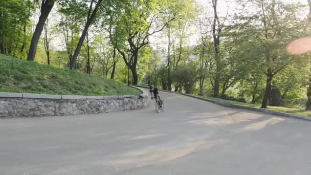 Profissional forte ciclista magro pedalando duro para colina como parte de seu treinamento . — Vídeo de Stock