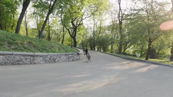 Professionele sterke skinny fietser trappen hard naar Hill als onderdeel van zijn opleiding. Slow Motion — Stockvideo