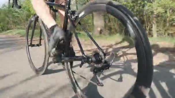 Músculos fortes da perna do ciclista pedalando na bicicleta. Siga a câmera de tiro de pernas de motociclista em movimento na bicicleta . — Vídeo de Stock