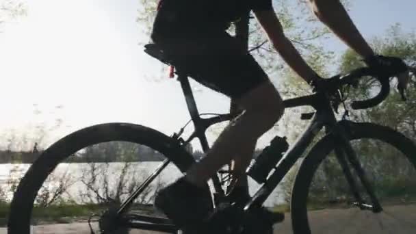 适合瘦骑自行车者特写踏板和换档。强壮的腿部肌肉旋转踏板。自行车训练. — 图库视频影像