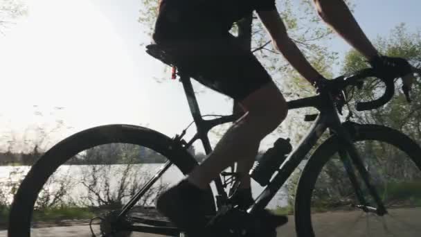 Fit skinny fietser close up trappen en veranderende versnellingen. Sterke been spieren draaiende pedalen. Wieler training. Slow Motion — Stockvideo