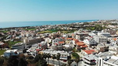 Arka planda deniz ile binalar ve iş merkezleri ile Kıbrıs'ta baf şehrin havadan çekim. Güneşli yaz günü