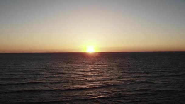 Tramonto sull'oceano. Sole serale che tramonta con cielo e mare sullo sfondo. Paphos Cipro tramonto in primavera . — Video Stock