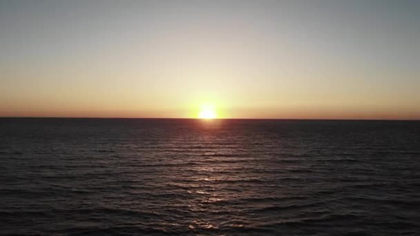 Захід сонця повітряний безпілотник розстріляв середземне море. Морські хвилі небо і сонце на горизонті. Кінематографічний безпілотник . — стокове відео