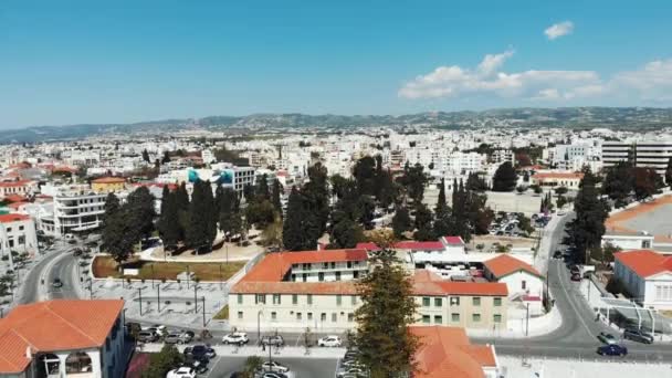 Kırmızı sarı çatıları ile arka planda Kıbrıs şehir baf ve dağların havadan çekim. Kıbrıs şehir merkezi drone görünümü. — Stok video