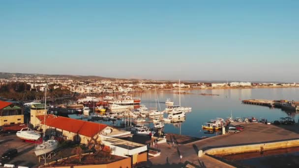 Manchas de drones sobre la bahía del puerto deportivo de la ciudad de Paphos con yates, lanchas, barcos y barcos industriales de peces flotando cerca del muelle. — Vídeo de stock