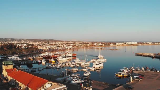 Légifotó a Paphos város vitorláskikötő hajók, jachtok és halhajók új mólón. — Stock videók