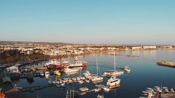 Drone-weergave van City Harbor Marina Bay met schepen die varen vanaf zee en boten en jachten geparkeerd zweven in de buurt van Pier. — Stockvideo