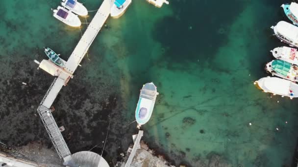 桟橋とボートの魚のヨットの空中トップビュー。シティベイハーバー工業 — ストック動画