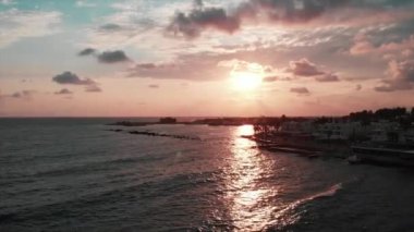 Gün batımında okyanusun havadan görünümü. Gezinti yolunda gün batımı.