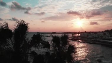 Ön avuç içi yakın çekim görünümü ile gün batımında okyanus ve turistik gezinti havadan drone görünümü