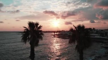 Arka planda deniz ile gün batımında iki avuç içi Drone üst görünümü
