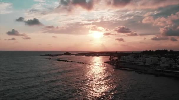 Drone góry widok na ocean o zachodzie słońca. Widok z lotu ptaka na obszar turystyczny o zachodzie słońca. Zachód słońca na promenadzie. — Wideo stockowe