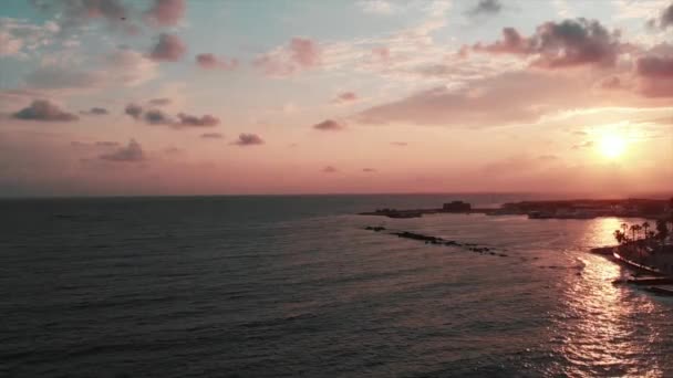 Vista aérea do mar sereno com porto da cidade ao pôr do sol — Vídeo de Stock