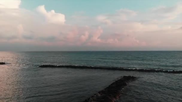 Luftaufnahme des Mittelmeeres und der Stadt bei Sonnenuntergang. Zypern Paphos-Stadt — Stockvideo