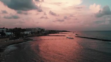 Gün batımında turistik alanı ile güzel rıhtım havadan drone görünümü