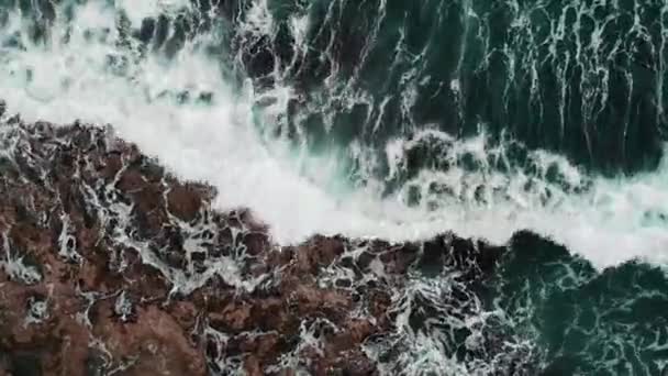 海浪的无人机视图打破石头，在风暴中产生泡沫和飞溅 — 图库视频影像