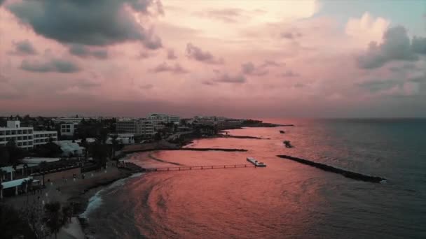 空中无人机视图美丽的傍晚码头与人们走在码头在日落 — 图库视频影像