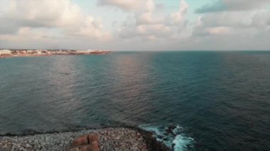 Arka planda mavi gökyüzü ile denize yakın kale kalıntıları havadan drone görünümü