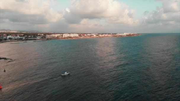 Drone vista del barco de pesca blanca navega fuera de la ciudad en el mar Mediterráneo en el soleado día de verano — Vídeos de Stock