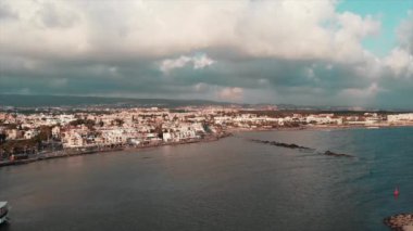 Güneşli yaz gününde yaya yolu ve turist alanı ile güzel deniz iskelesi havadan görünümü