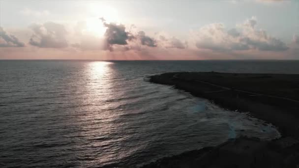 美しい海の夕日と空の歩行者のパスの近くを飛ぶドローン — ストック動画