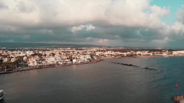 Luchtfoto van prachtige zee kade met voetgangersgebied en toeristische omgeving op zonnige zomerdag — Stockvideo