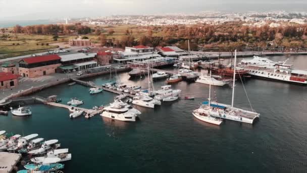 Drone kilátás gyönyörű luxusjachtok és csónakok a városi kikötő. Légi felvétel a jachtkikötőre luxus és sétacsónakokkal — Stock videók
