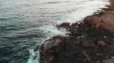 Deniz fırtınası dalgaları büyük taşlar vurdu, beyaz köpük oluşturma ve sıçrama