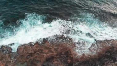 Hava yakın yukarı drone ateş Kıbrıs adanın kayalık sahil fırtına büyük deniz dalgaları tarafından yıkanmış