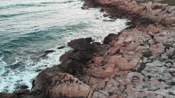 Close-up drone weergave van grote stenen. Luchtfoto close-up shot van blauwe zee golven raken Rocky Beach — Stockvideo