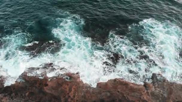 Vista cercana del dron de enormes olas marinas hermosas que crean espuma blanca y salpicaduras durante la tormenta. Hermosas olas del océano golpeando rocas — Vídeos de Stock