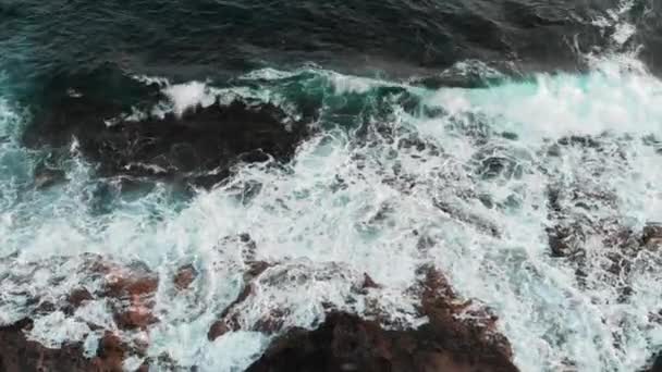 Prachtige zee golven splashiung tegen rotsachtig strand. Close-up drone geschoten — Stockvideo