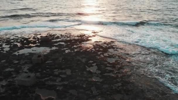 Vista aérea del dron de la magnífica puesta de sol rosa con olas de sol y el océano en el fondo — Vídeo de stock