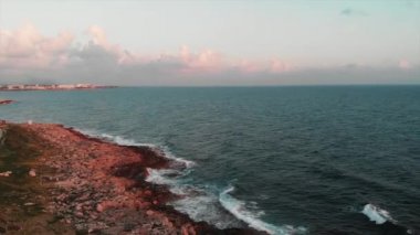 Ufukta kale ve marina ile dar yaya gezinti ve güzel kayalık sahil ile yeşil turistik alanın Drone üst görünümü
