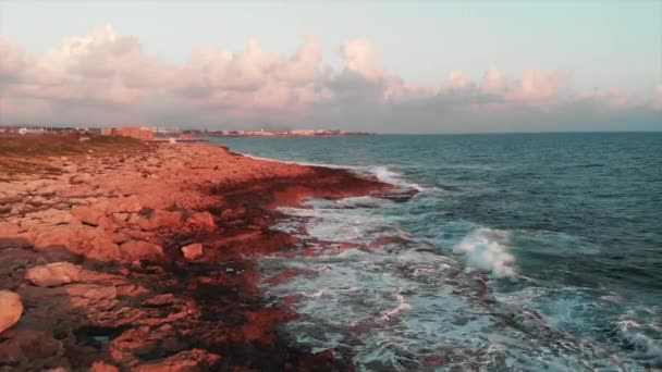 Légi drone kilátás hatalmas óceán hullámai, hogy bump a sziklák, gyönyörű rózsaszín naplemente — Stock videók