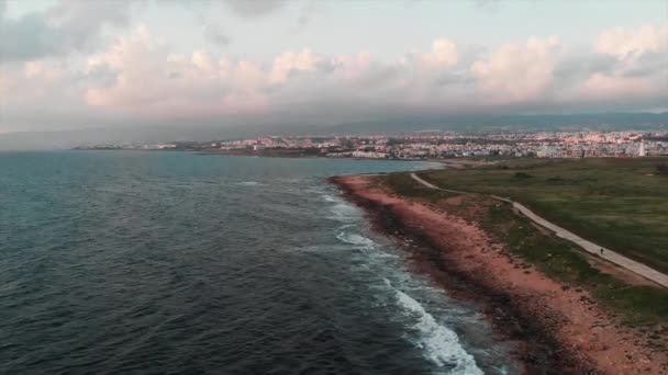 Letecký pohled na Paphos-Město s turistickou pěší zónou a bouřným Středozemním mořem — Stock video